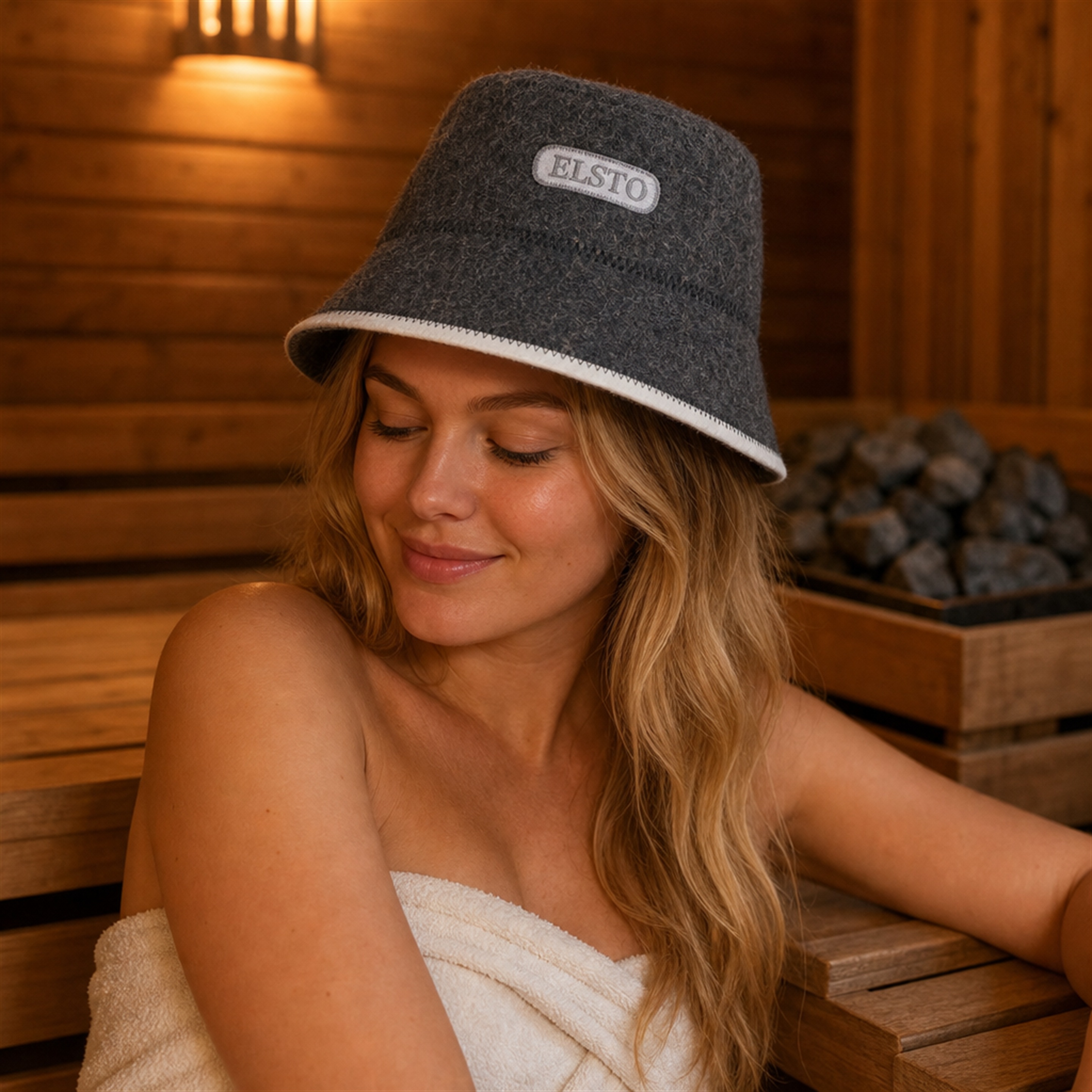 elsto-sauna-hat-scene-woman